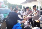 Humanis, Polisi Berbagi Roti dan Air untuk Massa Aksi Damai Alumni Ponpes di Situbondo Berlangsung Sejuk